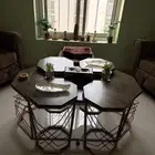 طاولات خدمة مع طاولة كبيرة