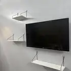 شاشة وثلاثة ارفف بحالة جيدة