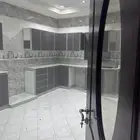 شقه في عماره حي لبن ثلاث غرف وصاله ومطبخ ودورتين مياه