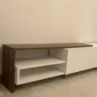 مكتبة تلفزيون معها رف