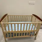 سرير اطفال و كرسي اطعام اطفال