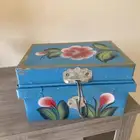 صندوق تراثي وطاولات للبيع على السوم