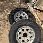 للبيع جنوط نيسان اصليه مع كفرات نص عمر