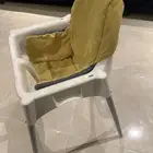 سرير أطفال وكرسي للطعام للأطفال