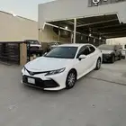 تويوتا كامري 2022 ابيض خليجي وارد الساير عداد 20 الف شرط