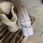 مغسلة مع رجلها لون أبيض و وردي