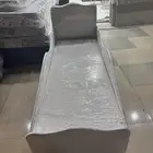 سرير أطفال صغير في غرفة نوم أطفال تفصيل