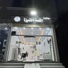 صالون حلاقة بأدواته