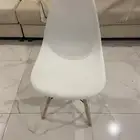 كرسي. لون ابيض.