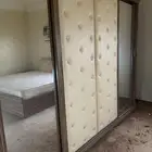 غرفة نوم مستخدمة مع مرتبة