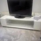 تلفزيون وابجوره وطاولة تلفزيون ومكينه وفرن