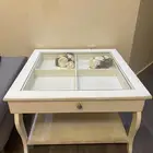 طاولة خشب أبيض