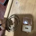 سماعة مخفي ة داخل الاذن وبها سلك بسيط شفاف