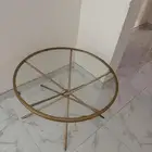 طاولة مع خدمة