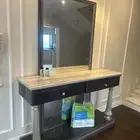 مراية ممر مع رف رخامي ودرجين