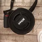 كاميرة نيكون و رينق فلاش و شنطتها و شاحن