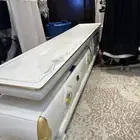 طاوله نظيفه وجديده وكبيره والبيع سمح