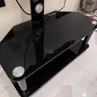 شاشة مع طاولة