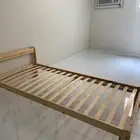 سرير خشبي