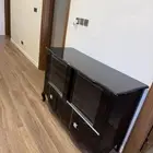 طاولة بي كراسيها