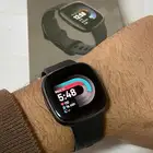 ساعة Fitbit Versa 4 الأصلية