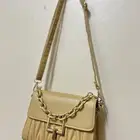 شنطة كموني وكعب أبيض