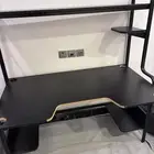 طاولة مكتب كبيرة مع رف علوي