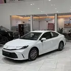 كامري E بنزين 2025 أبيض أصفار اقل سعر بالسوق