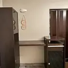 مكتب خشبي مع رفوف جانبيه