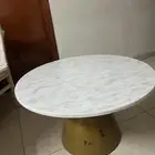 طاولة مستعمله للبيع