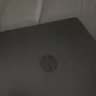 لابتوب hp مستعمل اعطيك معاه الشاحن في كسر بسيط من الخارج بس