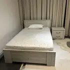 غرقة نوم سرير عرض ونصف وكومادينه وتسريحة بدون مرايه وسفنجة