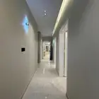 للبيع شقه خمس غرف وصاله ارضي مدخل سياره
