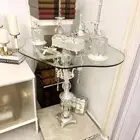 عربية ملكة فخمة مع ملحقاتها