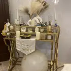 مدخل مكون من ثلاث طاولات للبيع باللون الذهبي