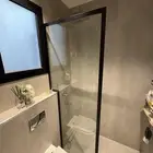 زجاج سيكوريت فاصل للشور قابل للتعديل حسب المقاسات المفضلة.