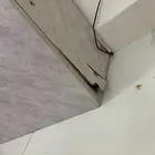 دولاب شاشه للبيع على السوم. والمكان الي الخشب مفكوك واضح