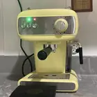 مكينة القهوة نظيفة جدا و معه ملحقاتها ويوجد  ميزان جرام