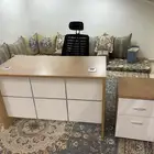 مكتب وكرسي