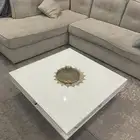 طاوله بيضاء