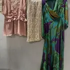 فستان اخضرمقاس واحدجديدمانلبس وتنوره وبلوزه وردي مقاس xl