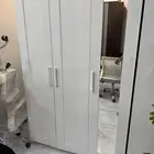 طاولة خشب وصط فخمه وعليها تخزين