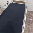 سرير كهربائي طبي فيه كفرات من تحت والسرير يشتغل فيه حواجز