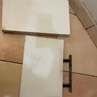 طاولة خشبية ورفوف