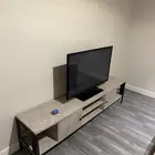 طاولة وشاشة