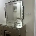 غرفه نوم تشمل سرير وتسريحه و2 كمودينه نظيف لايوجود بها عيوب