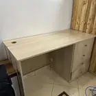 طاولة مكتبية   مكتب خشبي واسع شبه جديد للبيع