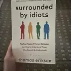 كتاب محاط بالحمقى