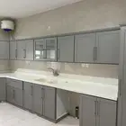 شقة ارضية مستقلة واسعة بمساحة دور قريبة من كوبري المطار