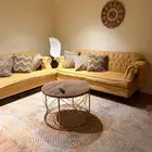 كنب صالة مع 4طاولات خدمة وطاولة وسط وطاولة تلفزيون والسجااد